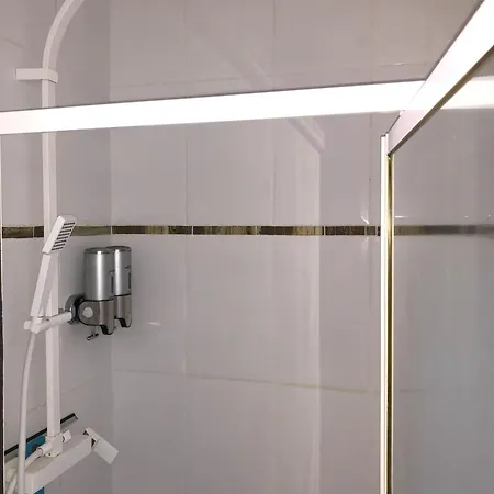 Privee Dans Maison Habitation Climatisee Cuisine D'ete Piscine Sdb Et Wc Commun