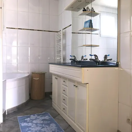 Privee Dans Maison Habitation Climatisee Cuisine D'ete Piscine Sdb Et Wc Commun Δωμάτια σε οικογενειακή κατοικία *